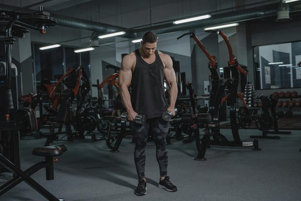 Comment la musculation peut aider à améliorer la posture